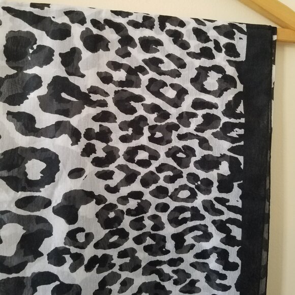 H & M Black and white leopard print sheer scarf - Picture 2 of 9